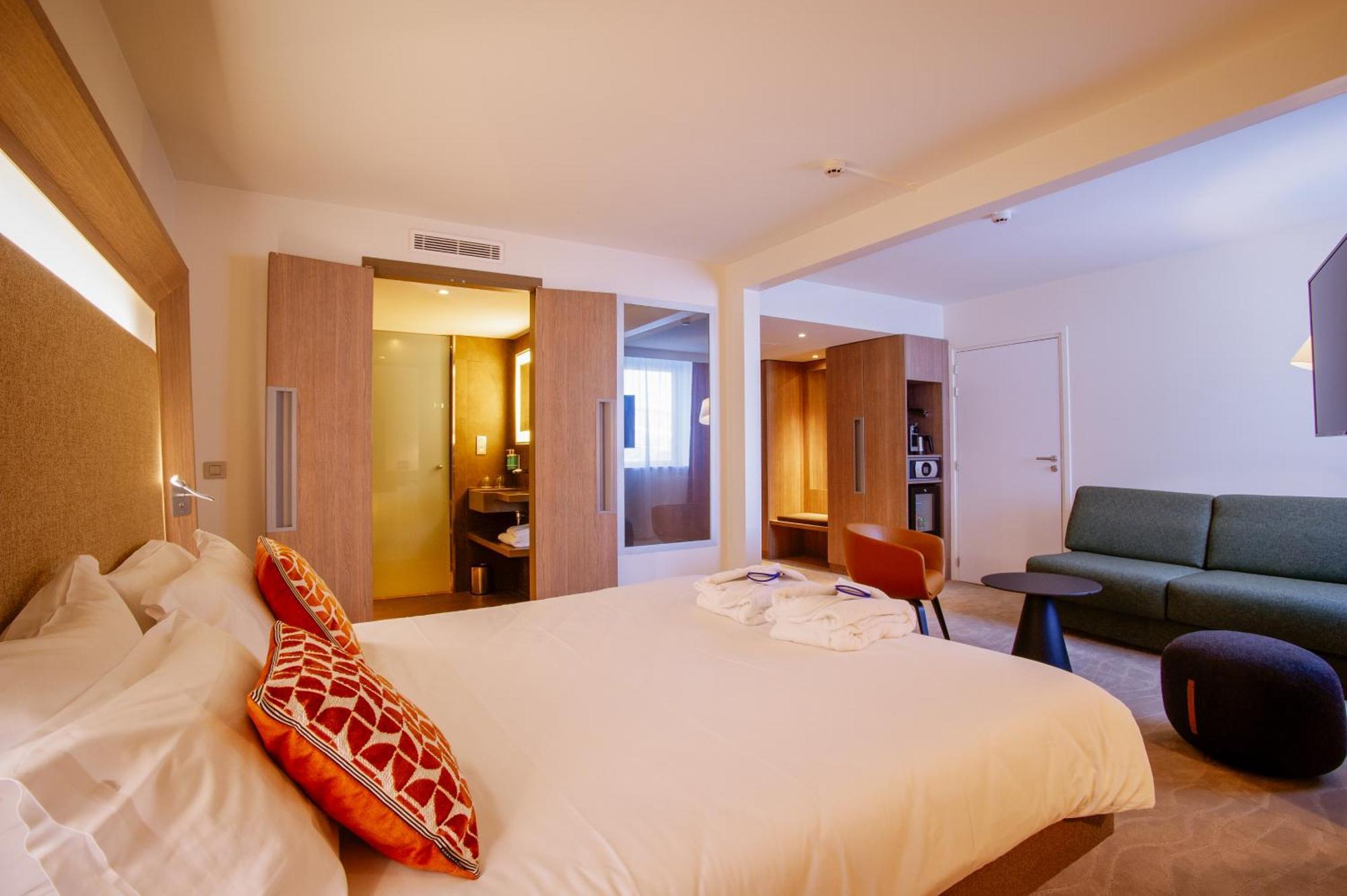 Novotel Centre-confluence Bord De Saone Hotel 4*